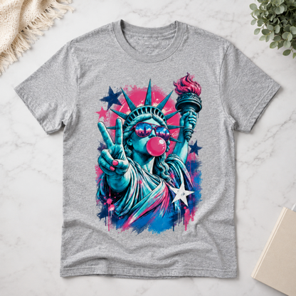 Retro Patriotic Statue of Liberty T-Shirt, Cool USA Peace Sign Bubble Gum Tee, Vintage American Pride Graphic Apparel for Men and Women