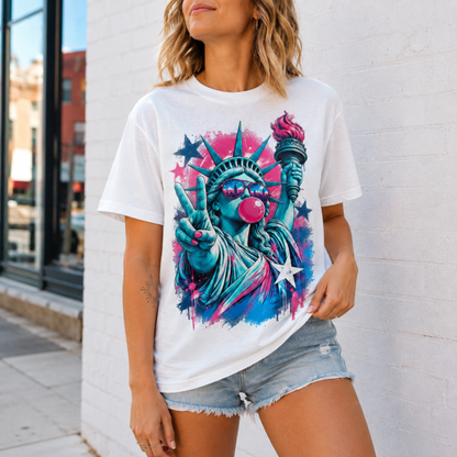 Retro Patriotic Statue of Liberty T-Shirt, Cool USA Peace Sign Bubble Gum Tee, Vintage American Pride Graphic Apparel for Men and Women